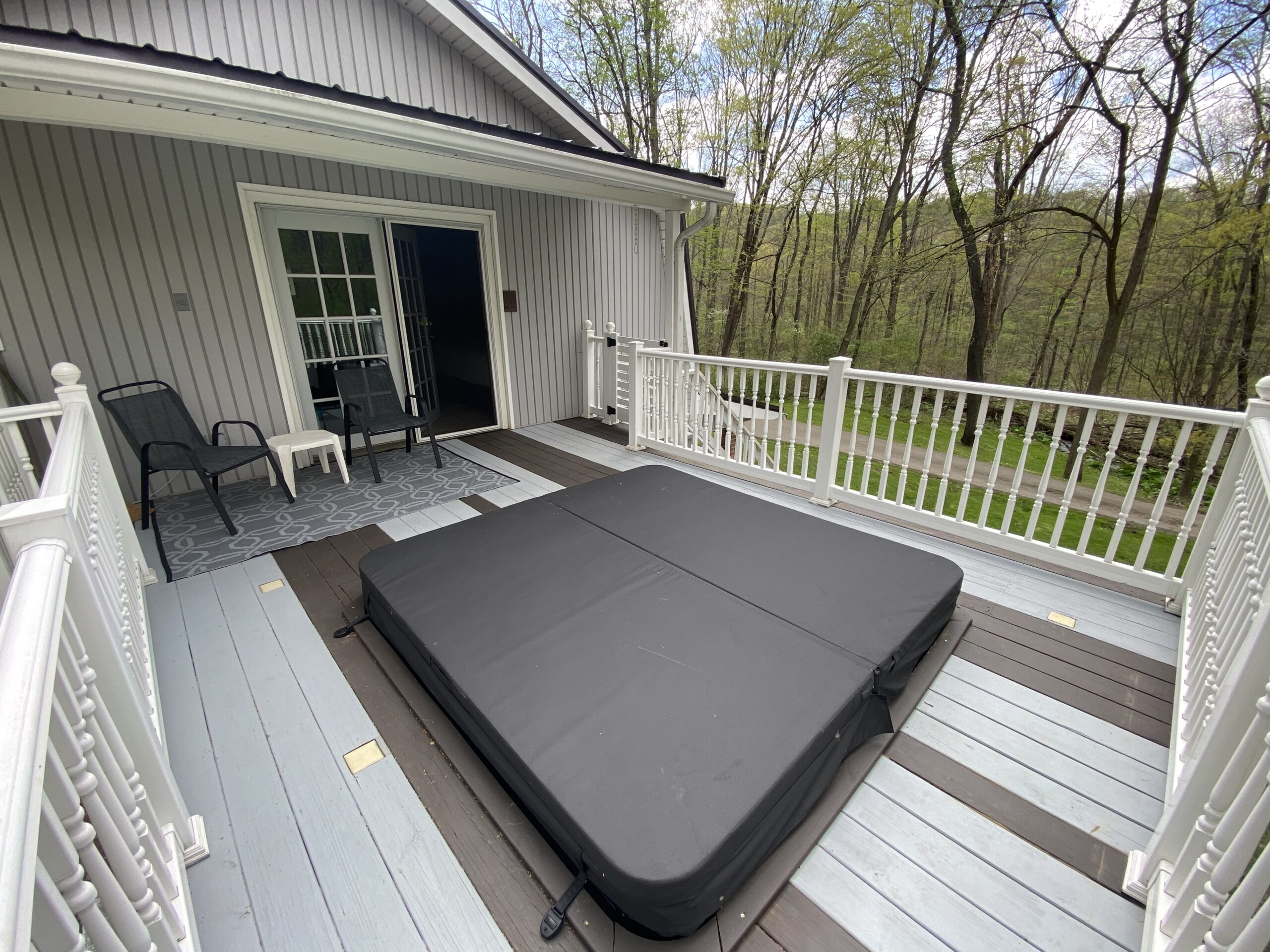 Karbelle Cabin Hot Tub deck