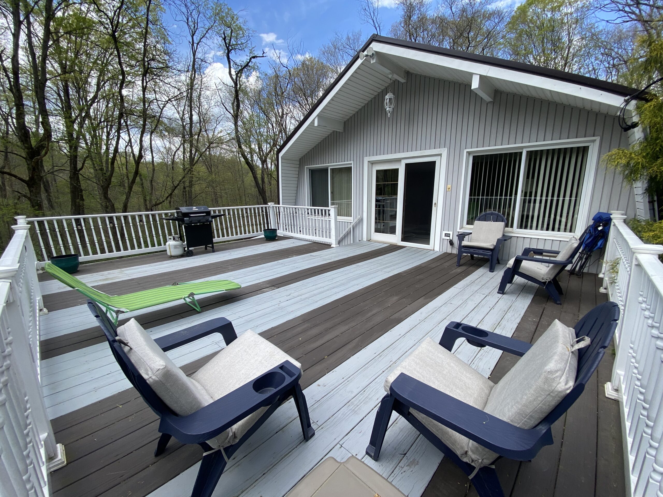 Karbelle Cabin big deck w/ chairs, lounger, and bbq grill