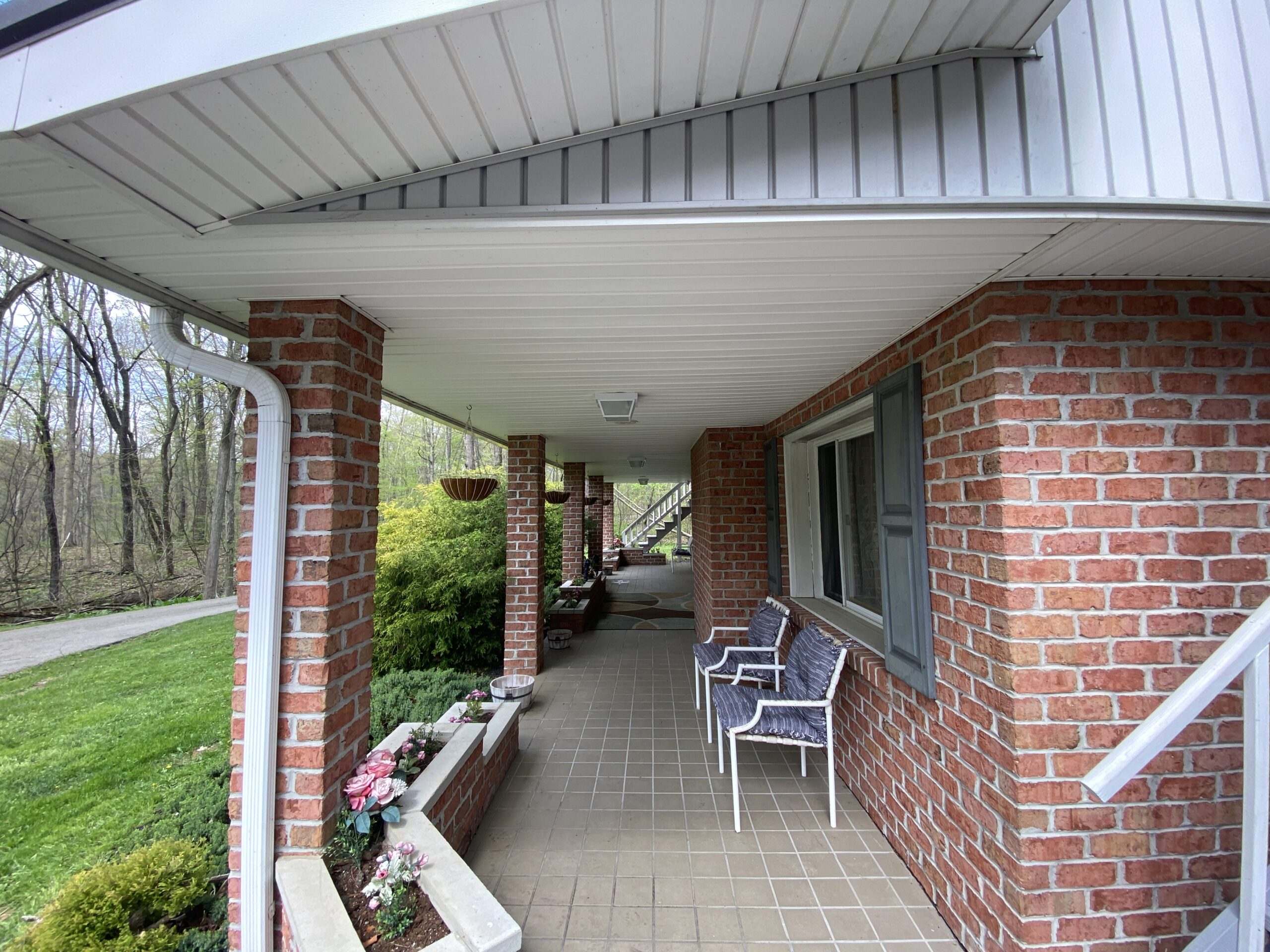 Karbelle Cabin front porch